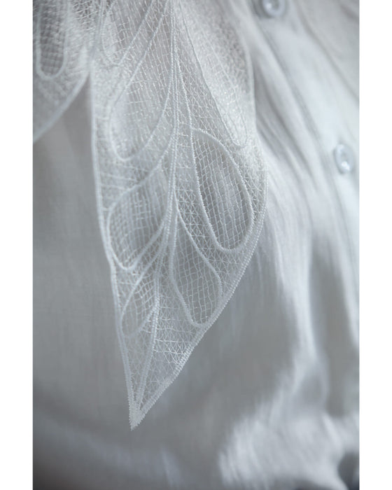 風にそよぐリーフレースのブラウストップス