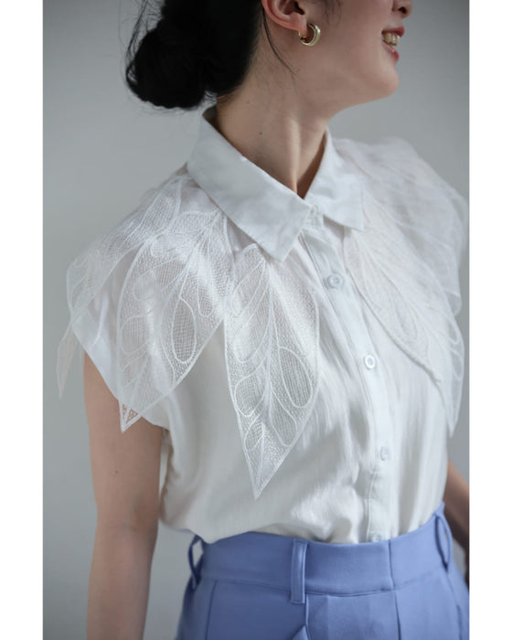 風にそよぐリーフレースのブラウストップス