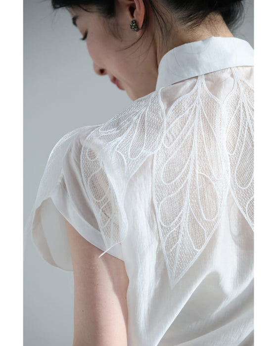 風にそよぐリーフレースのブラウストップス