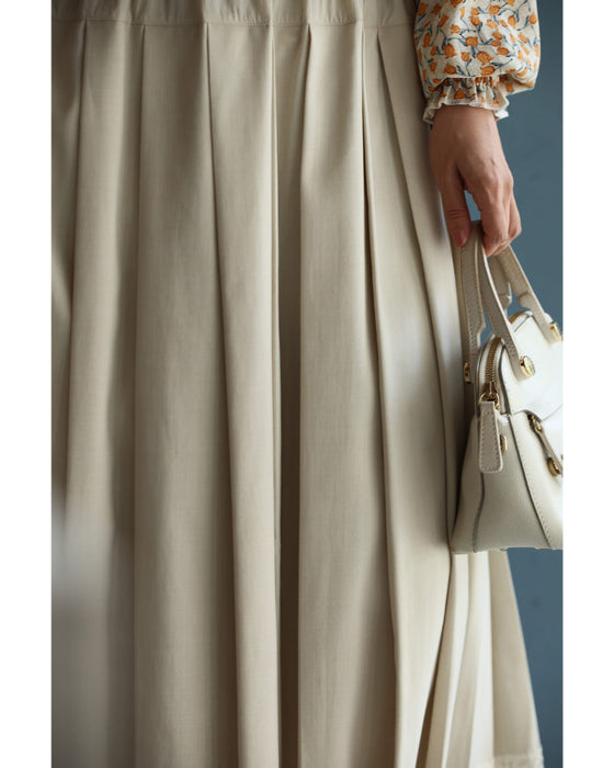 上品なレースを添えた切り替えプリーツロングスカート