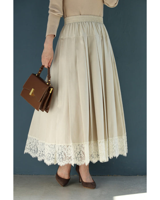 上品なレースを添えた切り替えプリーツロングスカート