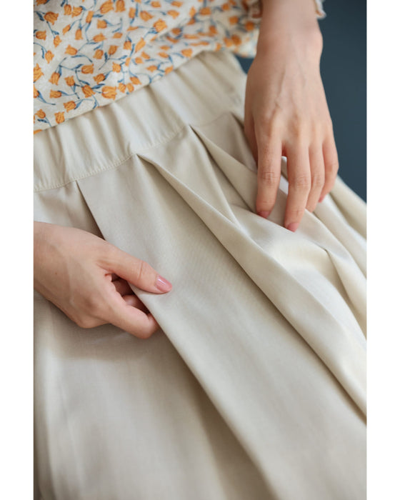 上品なレースを添えた切り替えプリーツロングスカート