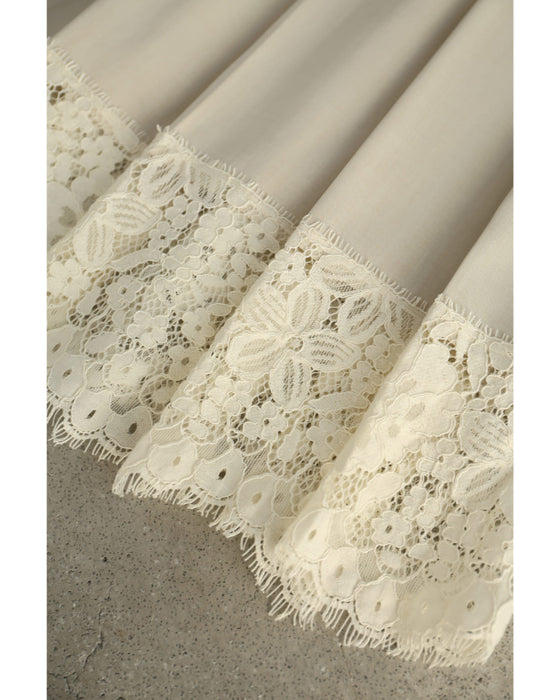 上品なレースを添えた切り替えプリーツロングスカート