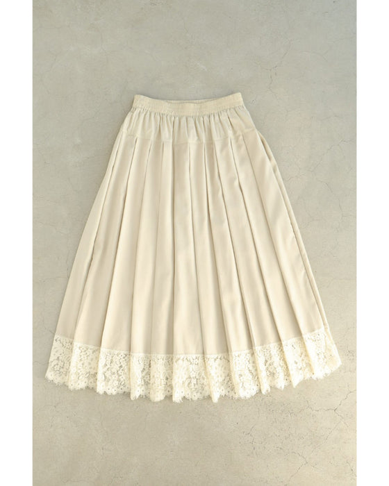 上品なレースを添えた切り替えプリーツロングスカート