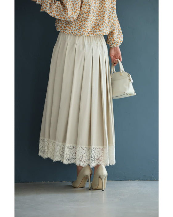 上品なレースを添えた切り替えプリーツロングスカート