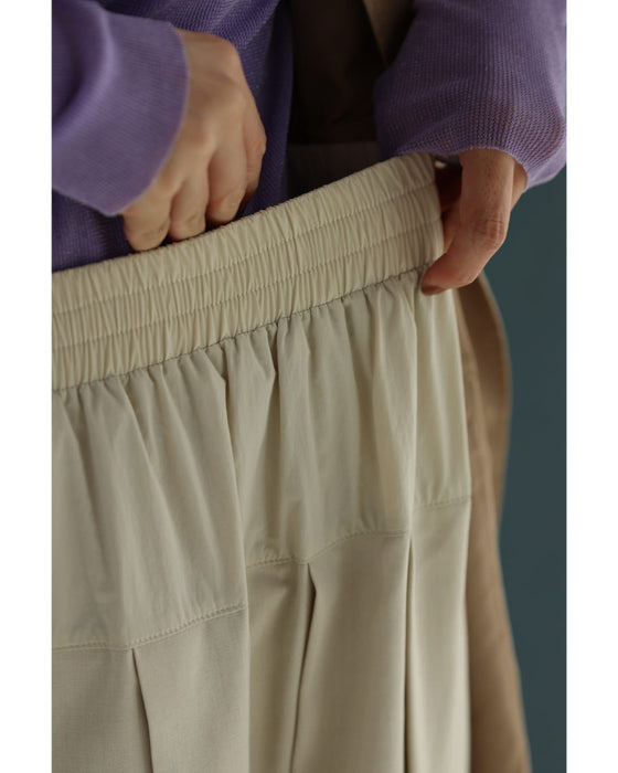 上品なレースを添えた切り替えプリーツロングスカート