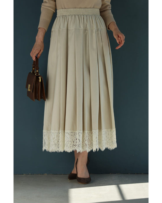 上品なレースを添えた切り替えプリーツロングスカート