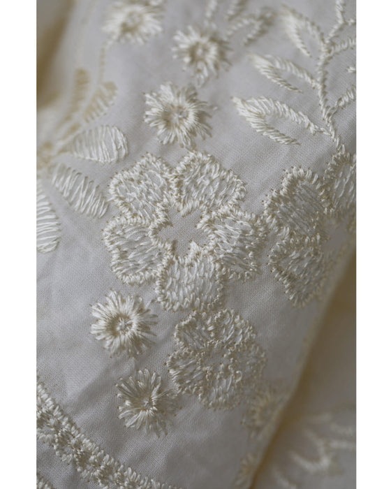 湧き上がるようなミルキーカラーの花刺繍ミディアムスカート