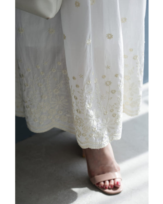 湧き上がるようなミルキーカラーの花刺繍ミディアムスカート