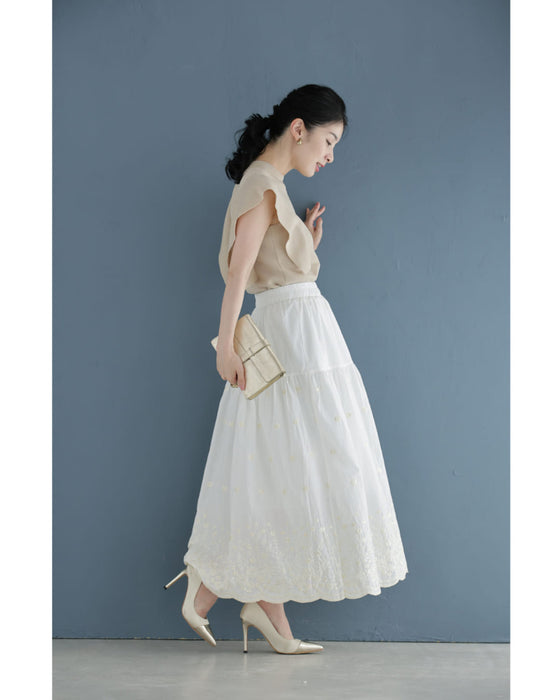 湧き上がるようなミルキーカラーの花刺繍ミディアムスカート