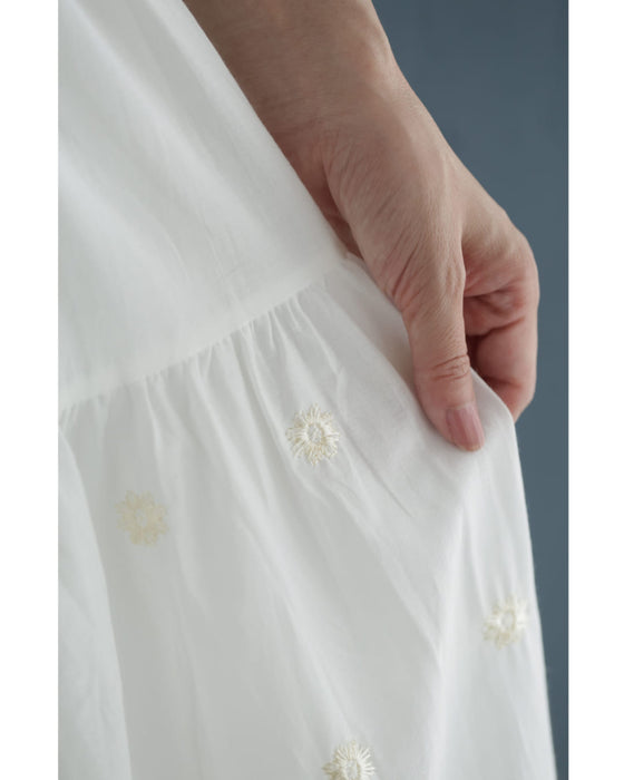 湧き上がるようなミルキーカラーの花刺繍ミディアムスカート