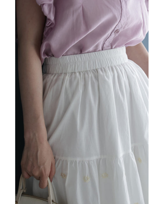 湧き上がるようなミルキーカラーの花刺繍ミディアムスカート