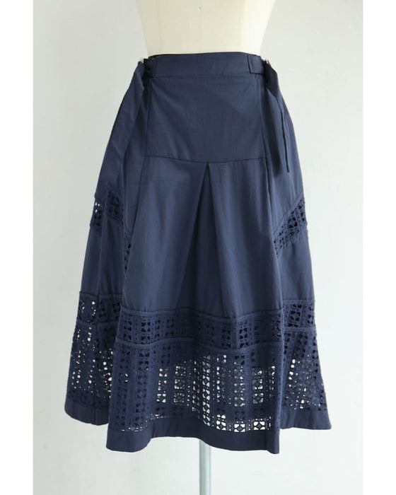 サイドベルトのパンチングレースミディアムスカート