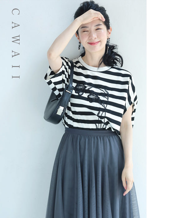 腕周りゆったりドルマンの黒花刺繍ボーダーTシャツトップス