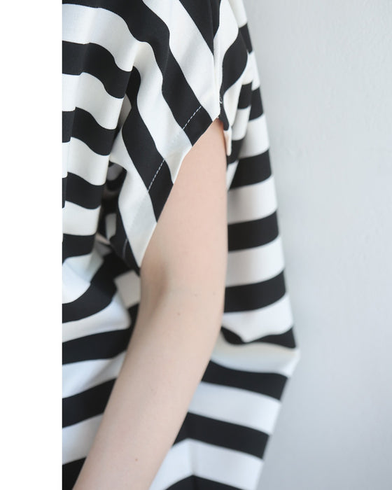 腕周りゆったりドルマンの黒花刺繍ボーダーTシャツトップス