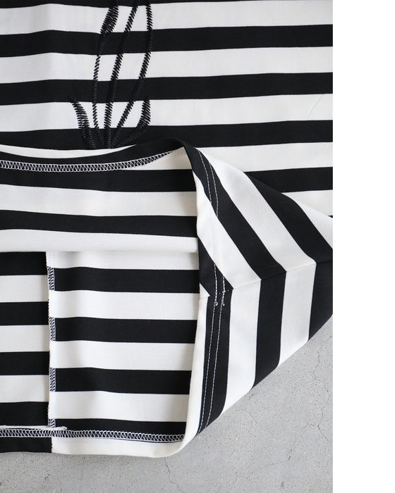 腕周りゆったりドルマンの黒花刺繍ボーダーTシャツトップス