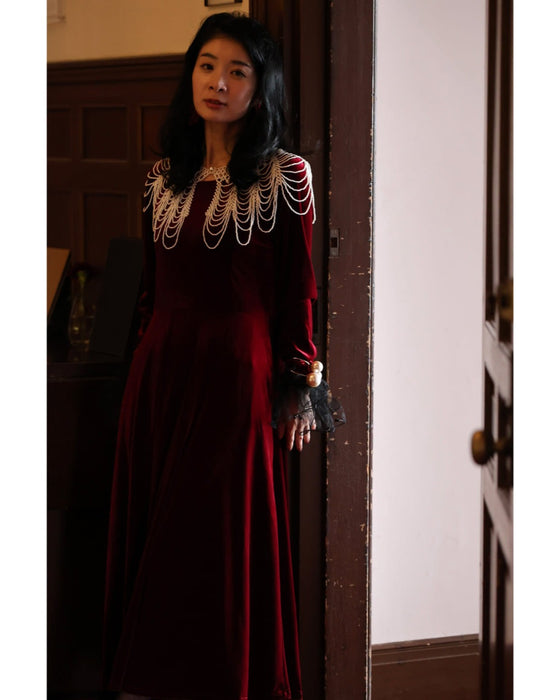 肩まで覆うドレッシーパールネックレス