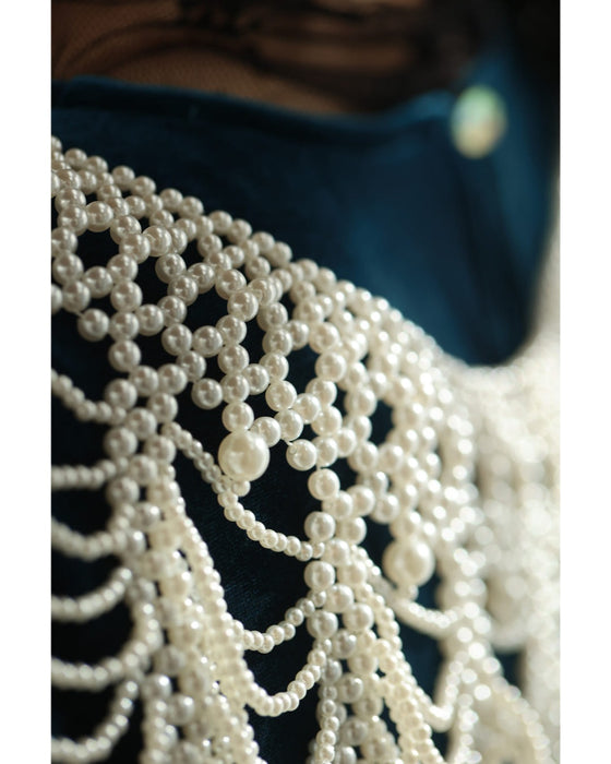 肩まで覆うドレッシーパールネックレス