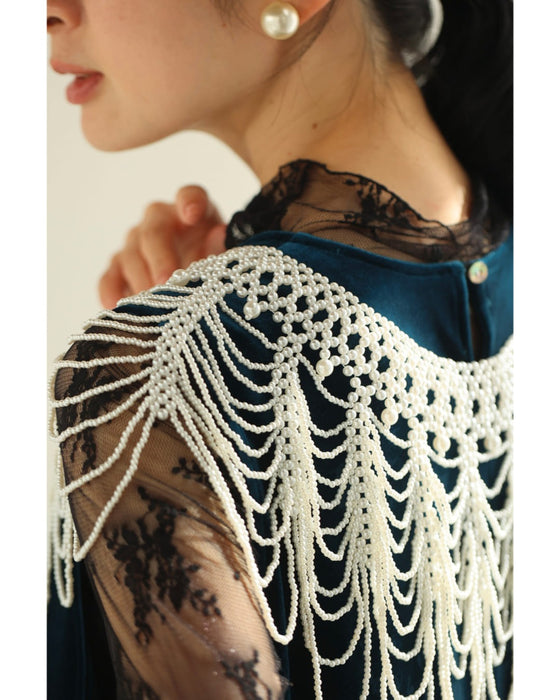 肩まで覆うドレッシーパールネックレス