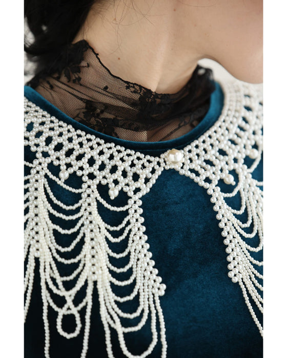 肩まで覆うドレッシーパールネックレス