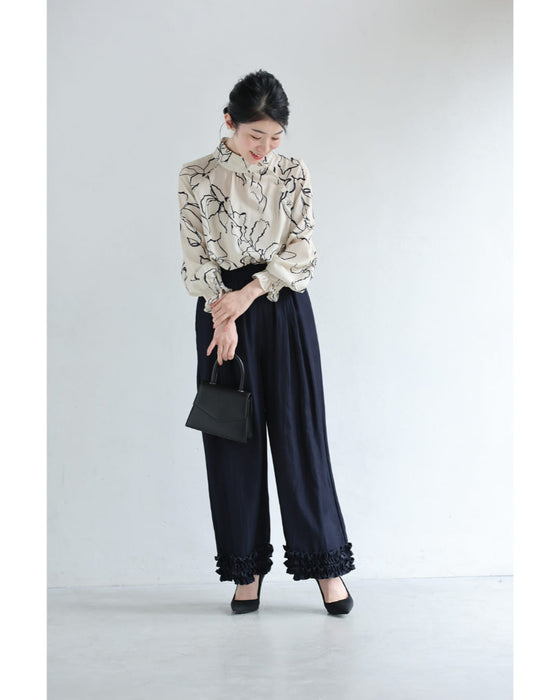 足元に可愛いフリルを添えたワイドパンツ