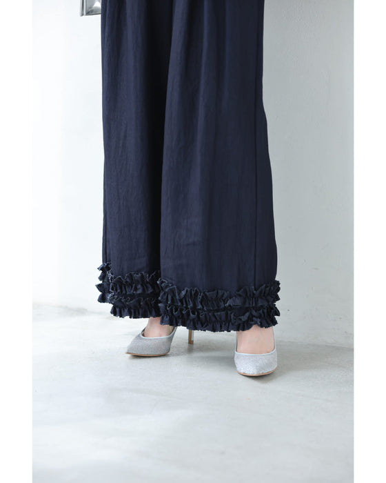 足元に可愛いフリルを添えたワイドパンツ