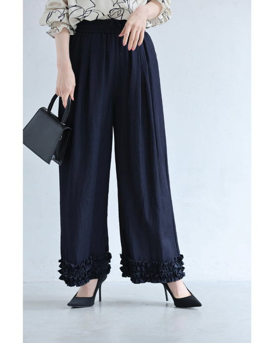 足元に可愛いフリルを添えたワイドパンツ