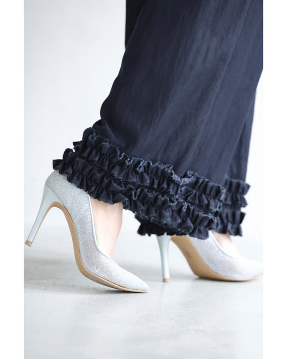 足元に可愛いフリルを添えたワイドパンツ