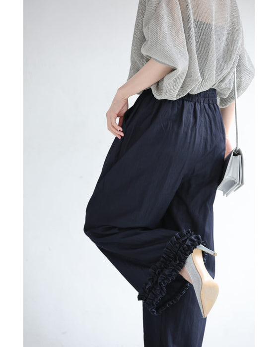 足元に可愛いフリルを添えたワイドパンツ