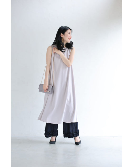 足元に可愛いフリルを添えたワイドパンツ