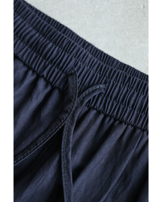 足元に可愛いフリルを添えたワイドパンツ