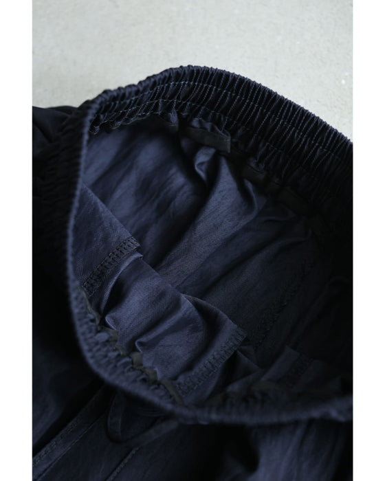 足元に可愛いフリルを添えたワイドパンツ