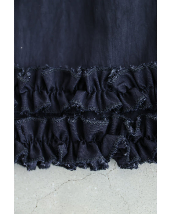 足元に可愛いフリルを添えたワイドパンツ