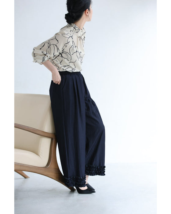 足元に可愛いフリルを添えたワイドパンツ