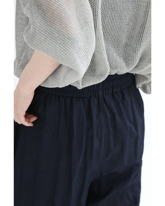 足元に可愛いフリルを添えたワイドパンツ