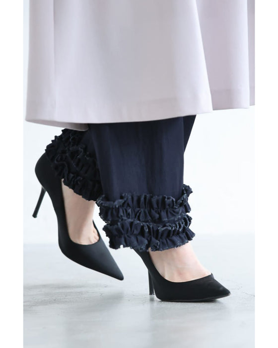 足元に可愛いフリルを添えたワイドパンツ