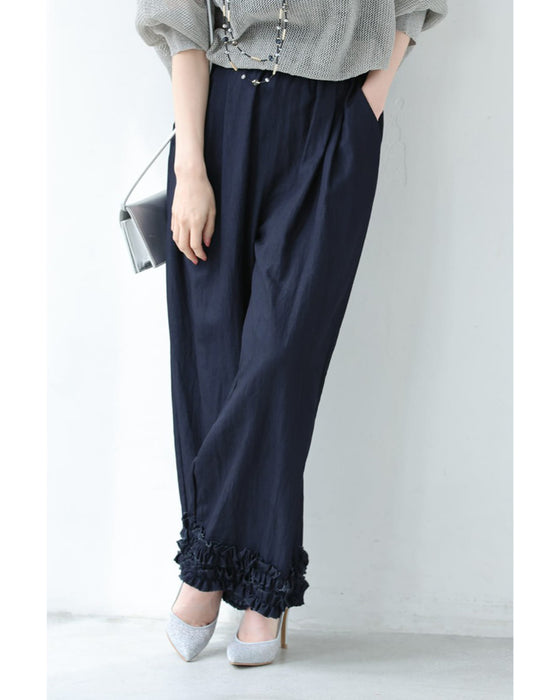 足元に可愛いフリルを添えたワイドパンツ