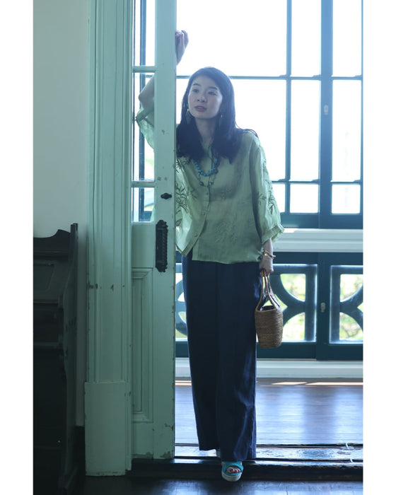 ビーズを施した花刺繍咲く涼やかリネンブラウストップス