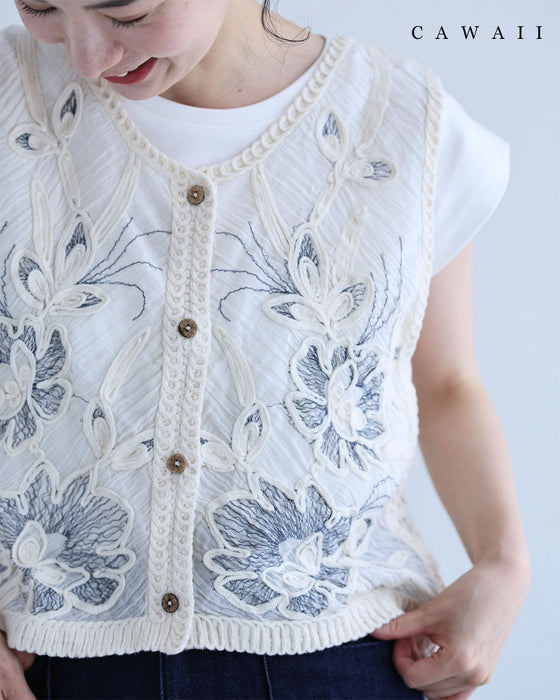 コード刺繍の花が浮かぶ短丈クロシェベスト