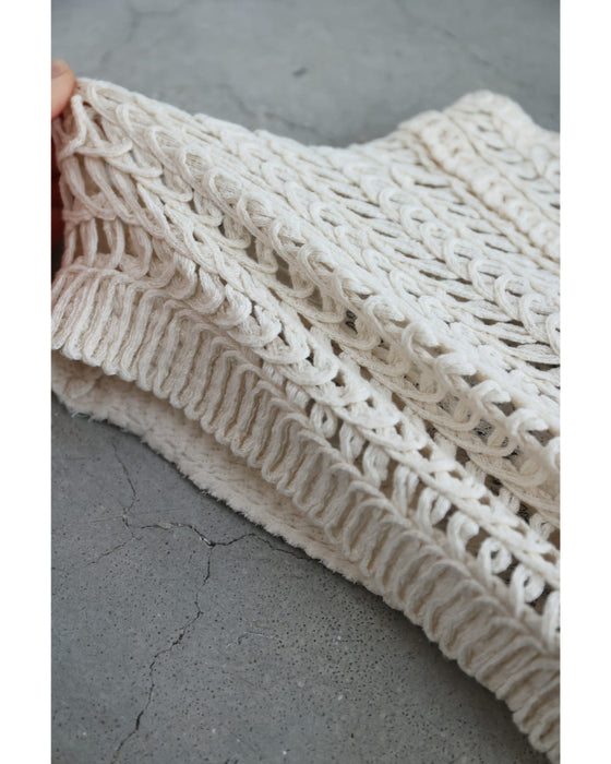 コード刺繍の花が浮かぶ短丈クロシェベスト