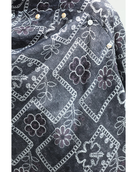 ゆったり心地よい刺繍風プリントのロングワンピース(紐リボン付き)