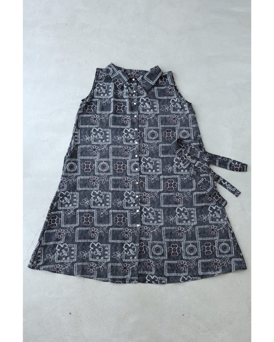 ゆったり心地よい刺繍風プリントのロングワンピース(紐リボン付き)