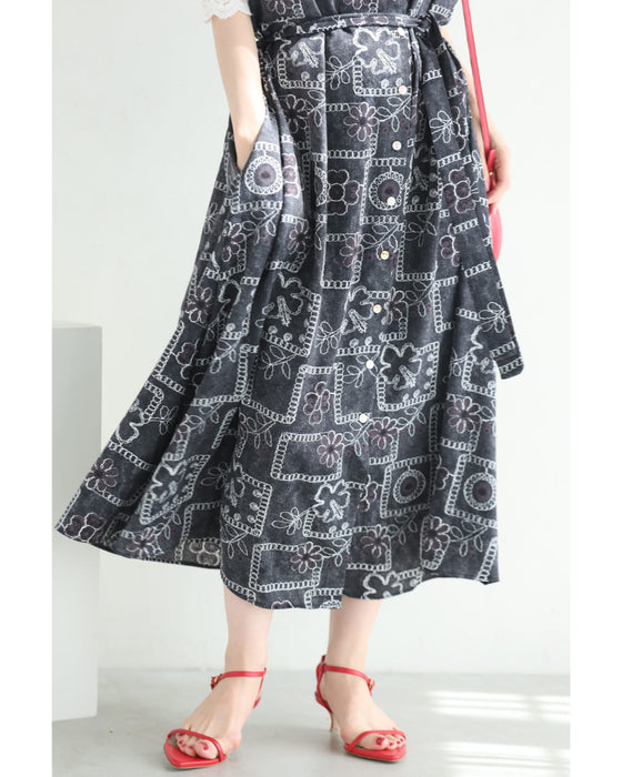 ゆったり心地よい刺繍風プリントのロングワンピース(紐リボン付き)