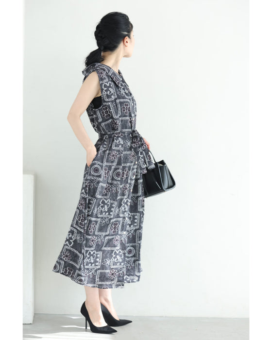 ゆったり心地よい刺繍風プリントのロングワンピース(紐リボン付き)