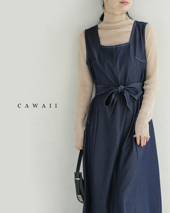 スクエアネックの柔らかなデニム調ロングワンピース(ベルト付き)