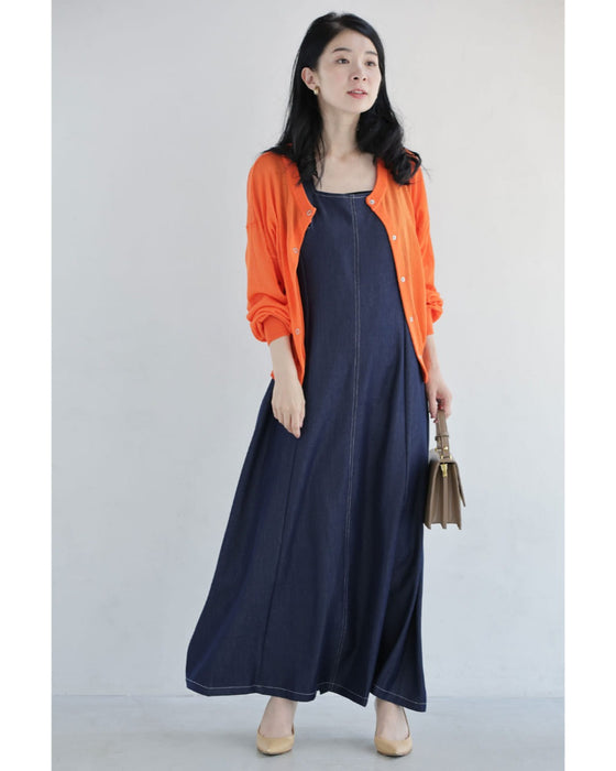 スクエアネックの柔らかなデニム調ロングワンピース(ベルト付き)