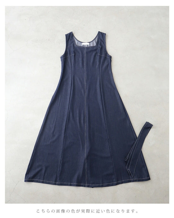 スクエアネックの柔らかなデニム調ロングワンピース(ベルト付き)