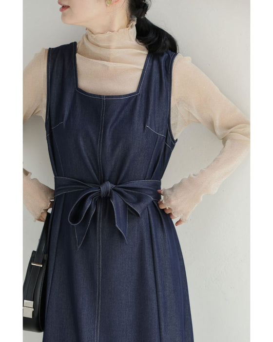 スクエアネックの柔らかなデニム調ロングワンピース(ベルト付き)