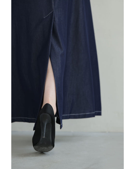 スクエアネックの柔らかなデニム調ロングワンピース(ベルト付き)