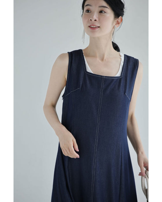 スクエアネックの柔らかなデニム調ロングワンピース(ベルト付き)